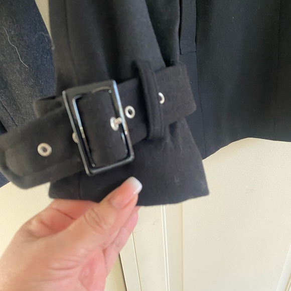 Elegant Black Coat - Picture 3 of 7